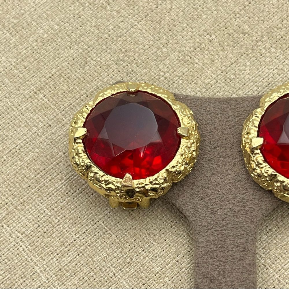 Vintage woman's Pat. Elegant Gold and Red large glass prong set clip on Earrings - Picture 3 of 12